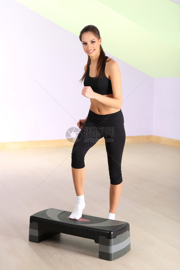 年轻女子在健身房的继接器图片