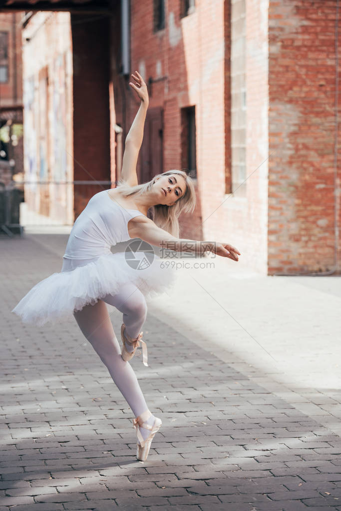 美丽优雅的年轻芭蕾舞女在街上跳舞图片