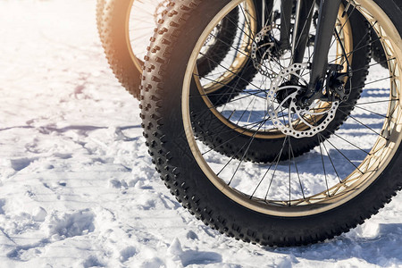 特写在雪地里的fatbike轮胎图片