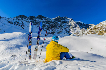 登山者偏远地区滑雪沿脊休息图片
