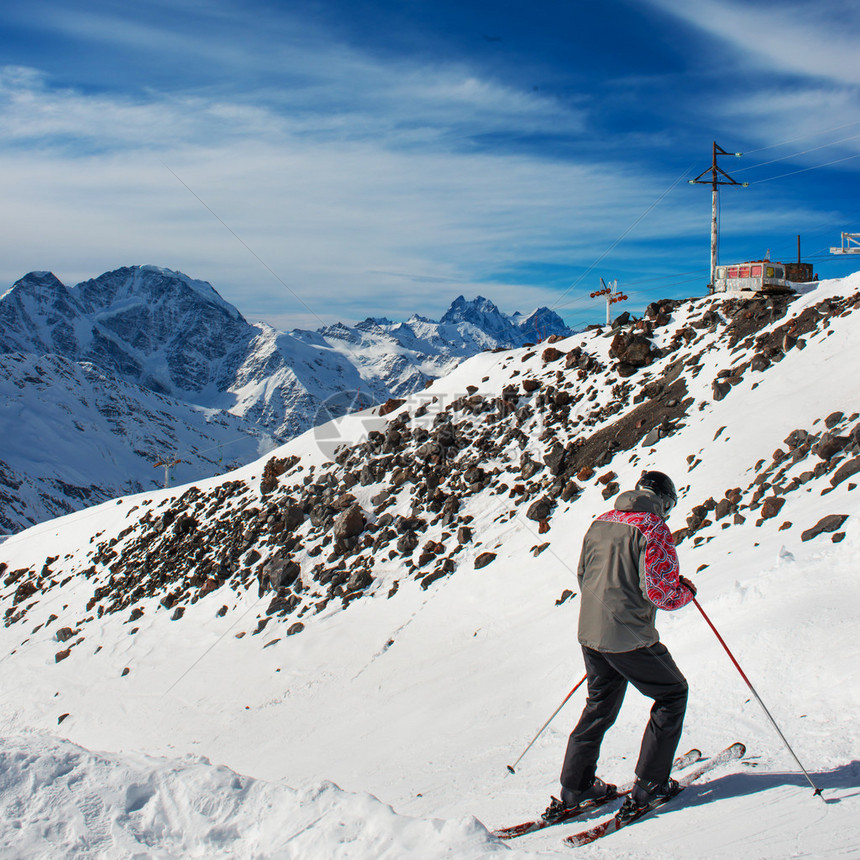 滑雪度假胜地的滑雪图片