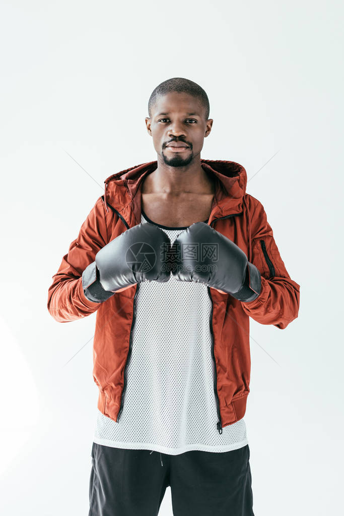 身穿拳击手套的非洲男子图片