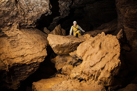 年轻女洞穴探索洞穴乌克图片