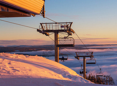 夕阳下的滑雪场图片