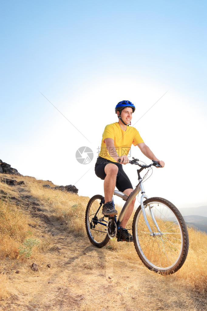 一个骑着山上自行车的摩托车在路外图片