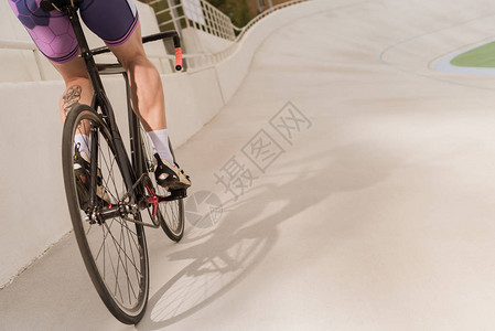 自行车赛道上骑自行车的人局部视图图片