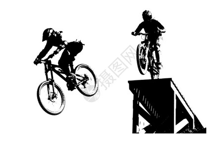 两辆山地自行车在跳跃剪影图片