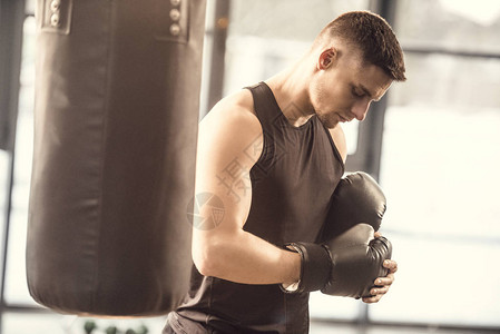 在健身房穿拳击手套的肌肉运动图片