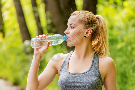 运动型肌肉女饮用水图片