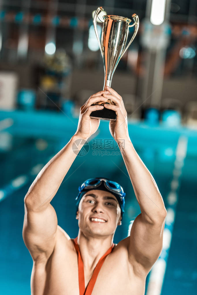 游泳运动员和奖杯站在图片