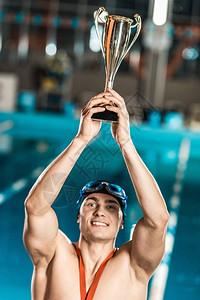 游泳运动员和奖杯站在图片