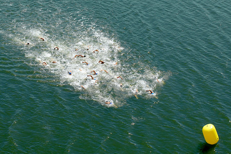 海上比赛中一群游泳运动员图片