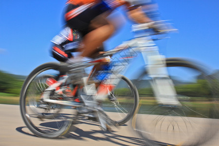 自行车比赛的缓慢动作图片