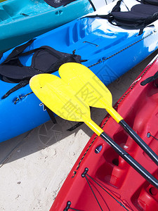 红色皮划艇上的黄色皮划艇桨图片