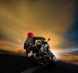 男子骑摩托车在沥青高速公路上图片