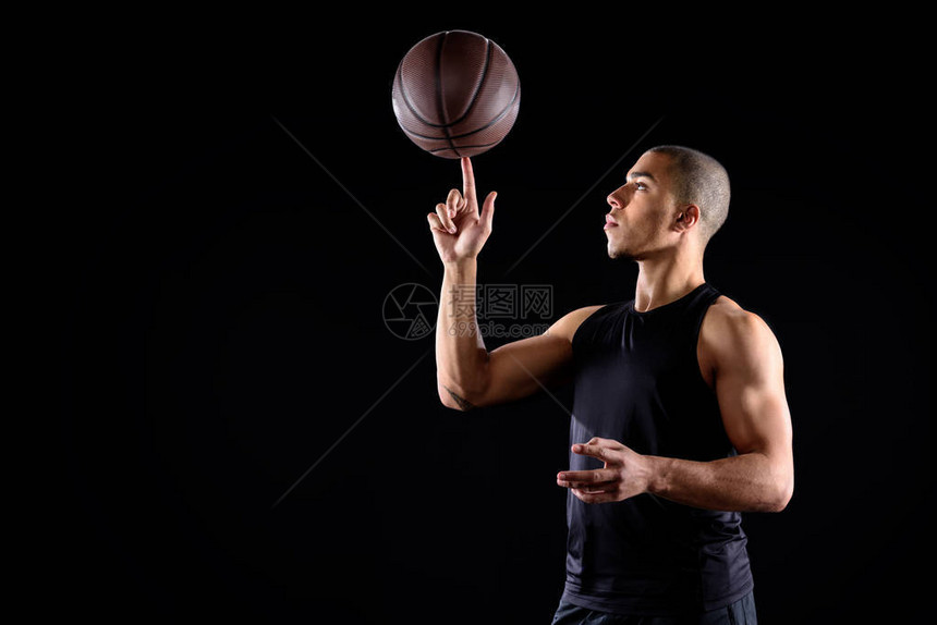 美籍年轻篮球选手用指在黑色被孤立的图片