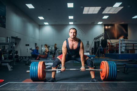 男举重运动员准备在背景上拉重杠铃硬拉健身房内部在运动或健身俱乐部的举图片