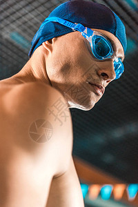 游泳帽和护目镜中的肌肉游泳运动员的肖像图片