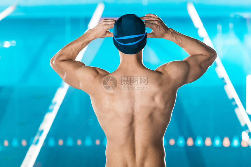 站在游泳池的泳帽和护目镜中肌肉游泳图片