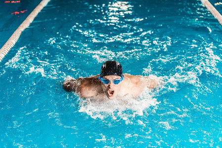 竞争游泳池中年轻专业游泳运动图片