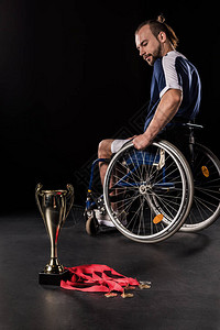 坐在轮椅上沮丧的瘫痪麻痹看着冠军高尔图片