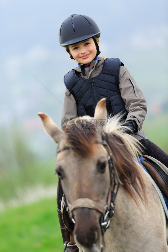 骑马骑马的可爱骑马者肖像图片