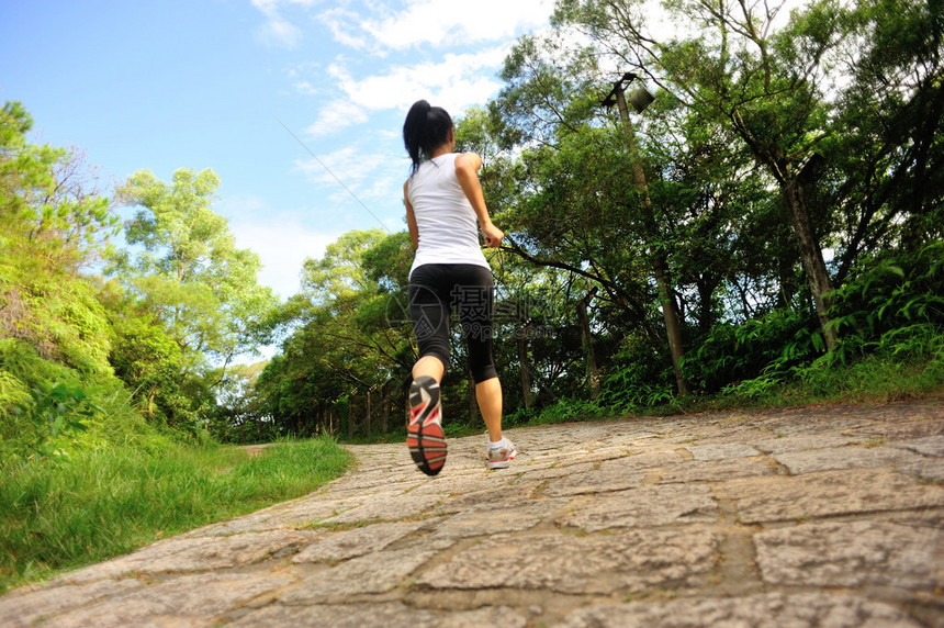 赛跑运动员在日出路上跑女健身慢跑锻图片