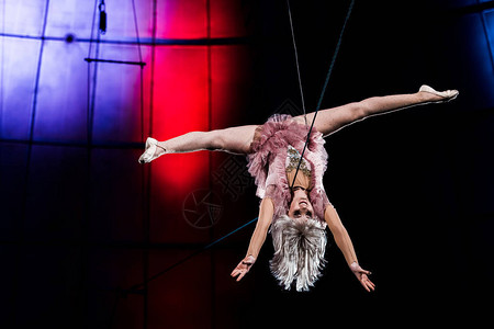 在马戏团表演的有吸引力的空中杂技演图片