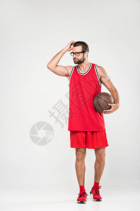 穿着红色运动服和旧式眼镜的篮球运动员图片
