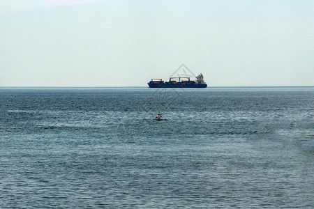 独木舟和大海中的大船图片