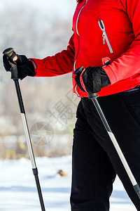 北欧人冬季散步和锻炼户外运动和健身健康的生活图片