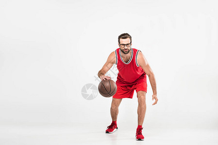 穿着红色运动服和旧式眼镜打篮球的长胡子运动员图片