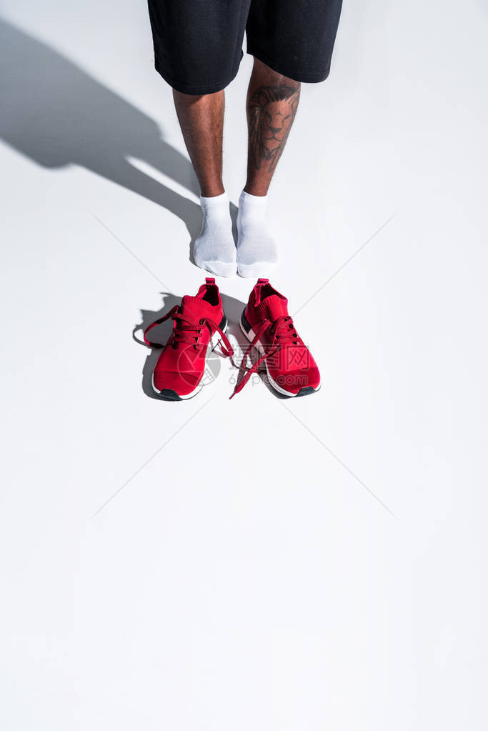 穿袜子和穿灰色红运动鞋的运动图片