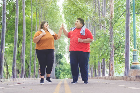 亚洲肥胖情侣在公园慢跑时欢乐图片