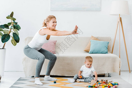 在家玩多色立方体的游戏中做闲人和可爱的小孩儿子图片