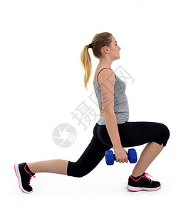 女孩用白色背景上的哑铃锻炼肌肉图片