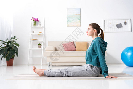 坐在家中瑜伽垫上图片