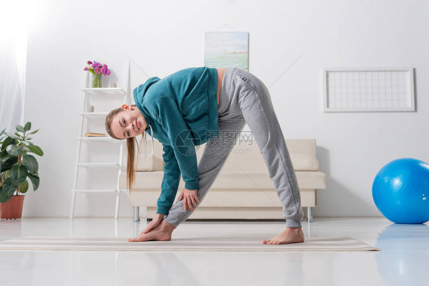 女孩在瑜伽垫上锻炼在图片
