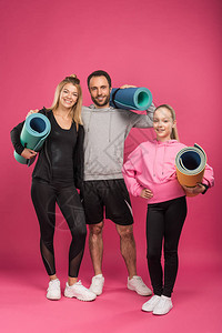 家庭快乐的运动家庭拿着健身垫子图片