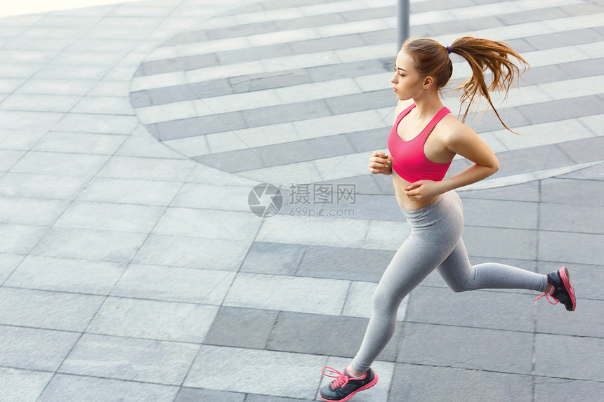 年轻而严肃的天主教女青年在城里慢图片