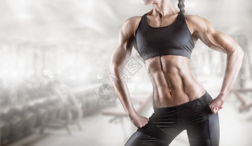 一个女人的健美运动员在健身房的特写镜头图片