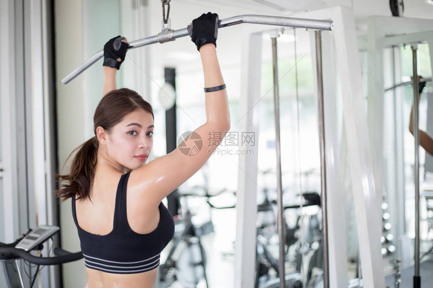 美丽的肌肉适合女人锻炼肌肉和健身女人在健身房锻炼健身健康生活方式的图片