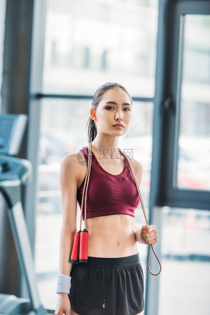 体育场上跳绳的年轻女图片