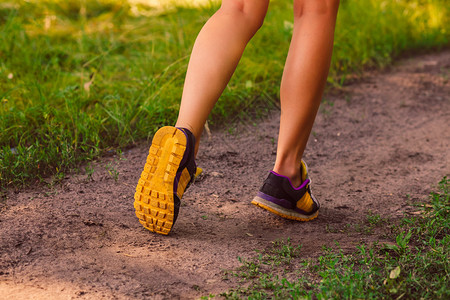 女子跑运动和走路健身在森林图片