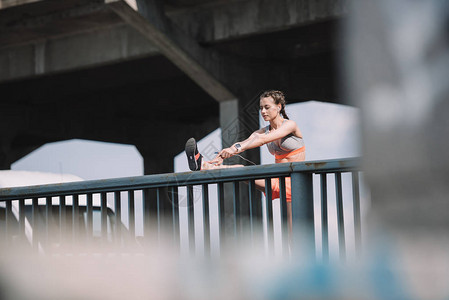 运动女运动员在桥上图片