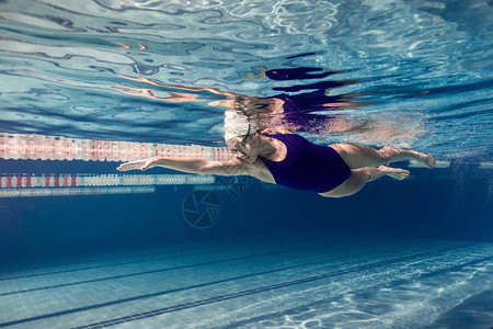 游泳衣和泳池护目镜训练中的女游泳运动背景图片