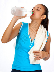 运动型女孩喝水解渴图片