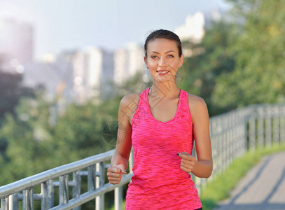 健身女跑步女子在城市路上慢跑女背景图片