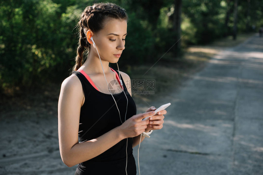 运动妇女用耳听器和智能图片