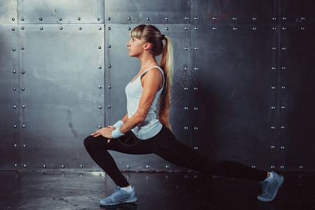 女运动员在健身房伸展腿做健身运动图片